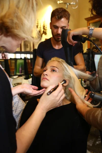 Model bereidt zich achter de schermen voor de Genny fashion show — Stockfoto