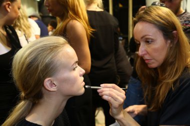 Sahne arkasında Mila Schon defile önce hazırlanıyor model