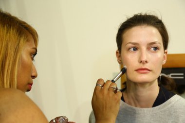 Sahne arkasında Mila Schon defile önce hazırlanıyor model