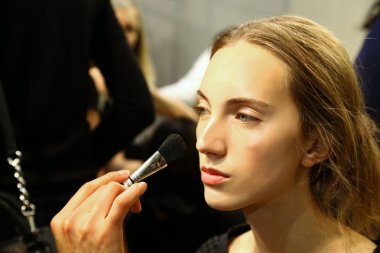 Sahne arkasında Mila Schon defile önce hazırlanıyor model