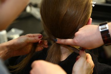 Sahne arkasında Mila Schon defile önce hazırlanıyor model