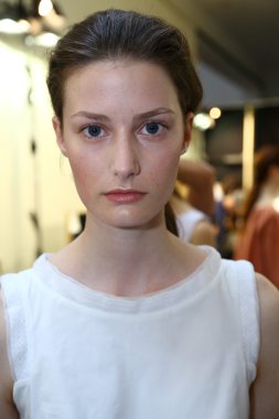 Sahne arkasında Mila Schon defile önce