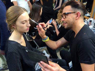 Sahne arkasında Mila Schon defile önce hazırlanıyor model