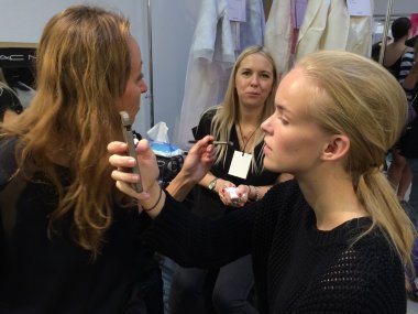 Sahne arkasında Mila Schon defile önce hazırlanıyor model