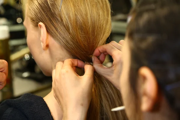 Modèle se préparer en coulisses avant le défilé de mode Mila Schon — Photo