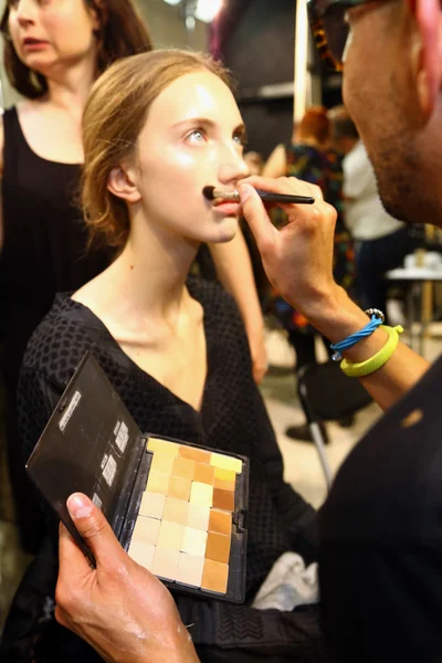Model getting ready backstage before the Mila Schon fashion show — Stock Photo, Image