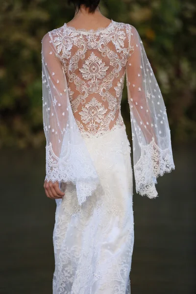 Claire pettibone Herbst 2015 Brautkollektion zeigen — Stockfoto