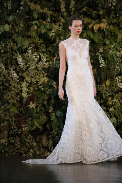 Claire pettibone Herbst 2015 Brautkollektion zeigen — Stockfoto