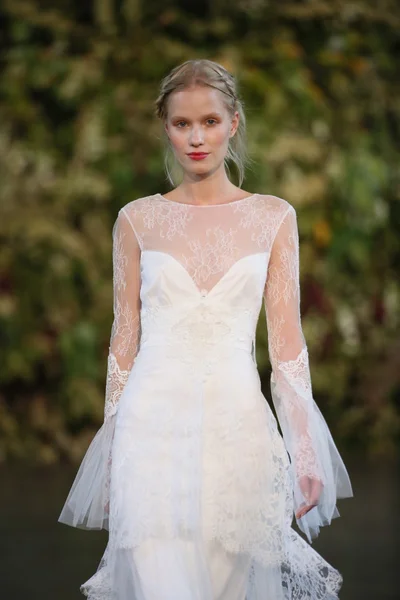 Claire Pettibone val 2015 Bridal Collection Toon — Stockfoto