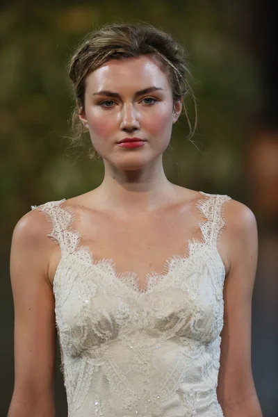 Claire pettibone Herbst 2015 Brautkollektion zeigen — Stockfoto