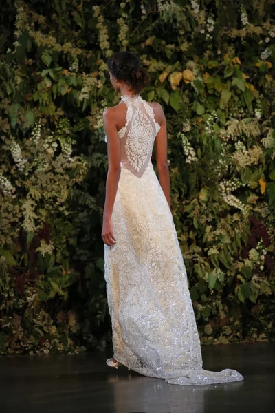 Claire pettibone Herbst 2015 Brautkollektion zeigen — Stockfoto