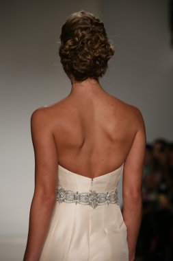 Anne Barge Güz 2015 Gelin Koleksiyonu göster