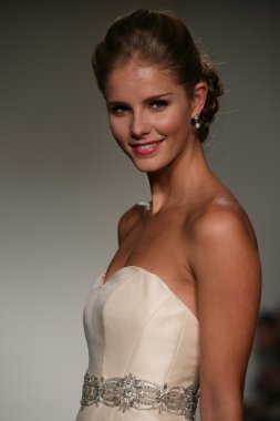 Anne Barge Güz 2015 Gelin Koleksiyonu göster