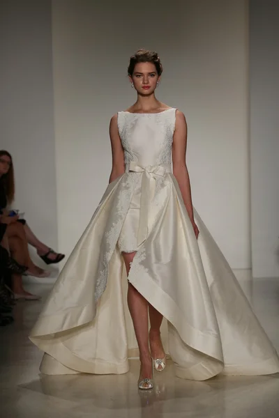 Anne Barge Fall 2015 Bridal Collection Show — Stock Photo, Image