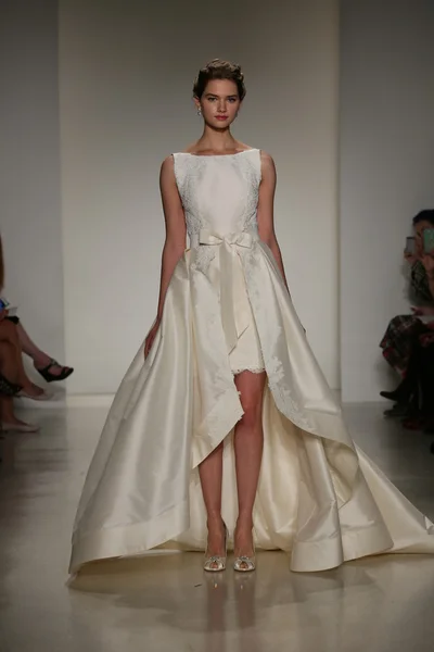 Anne Barge Fall 2015 Bridal Collection Show — Stock Photo, Image