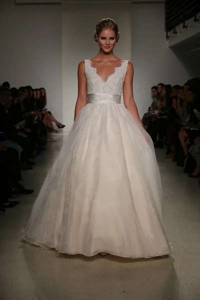 Anne Barge Fall 2015 Bridal Collection Show — Stock Photo, Image