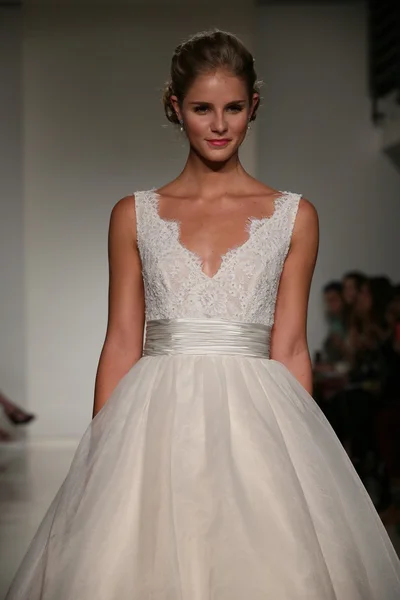 Anne Barge Fall 2015 Bridal Collection Show — Stock Photo, Image