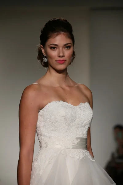 Anne Barge Fall 2015 Bridal Collection Show — Stock Photo, Image