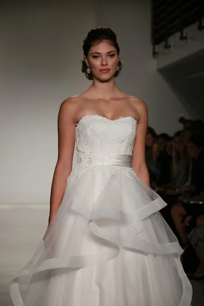 Anne Barge Fall 2015 Bridal Collection Show — Stock Photo, Image