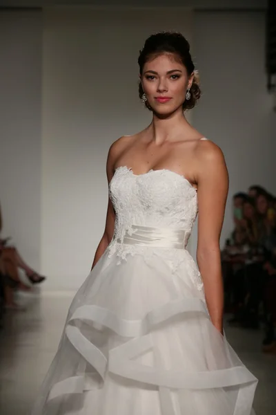 Anne Barge Fall 2015 Bridal Collection Show — Stock Photo, Image