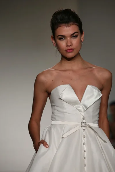 Anne Barge Fall 2015 Bridal Collection Show — Stock Photo, Image