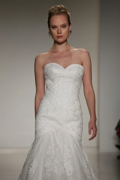 Anne Barge Fall 2015 Bridal Collection Show — Stock Photo, Image