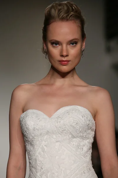 Anne Barge Fall 2015 Bridal Collection Show — Stock Photo, Image