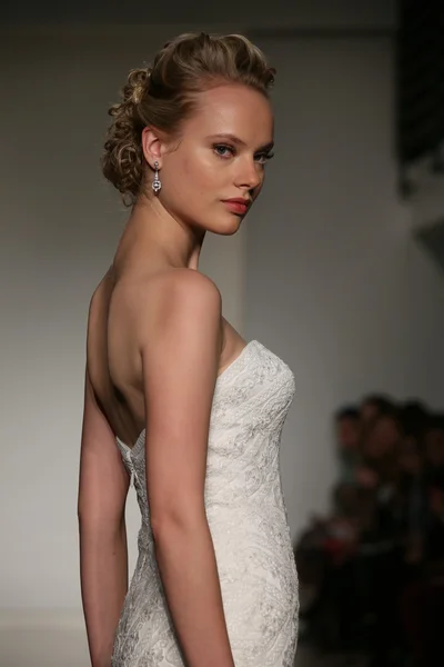 Anne Barge Fall 2015 Bridal Collection Show — Stock Photo, Image