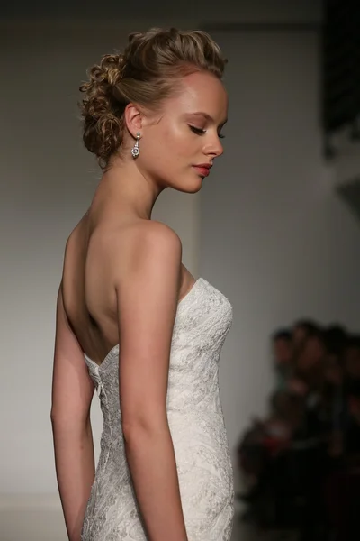 Anne Barge Fall 2015 Bridal Collection Show — Stock Photo, Image