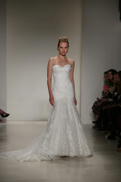 Anne Barge Fall 2015 Bridal Collection Show — Stock Photo, Image