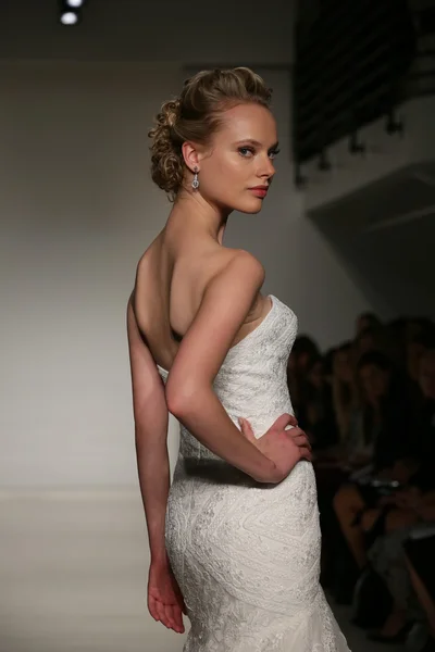 Anne Barge Fall 2015 Bridal Collection Show — Stock Photo, Image