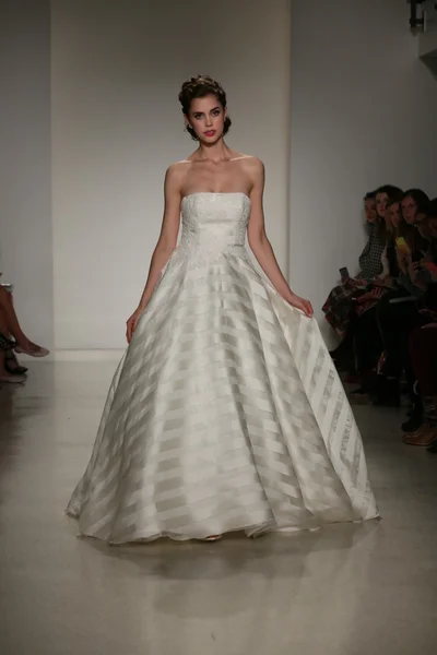 Anne Barge Fall 2015 Bridal Collection Show — Stock Photo, Image