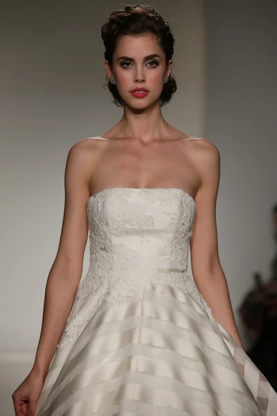 Anne Barge Fall 2015 Bridal Collection Show — Stock Photo, Image