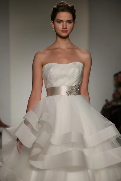 Anne Barge Fall 2015 Bridal Collection Show — Stock Photo, Image