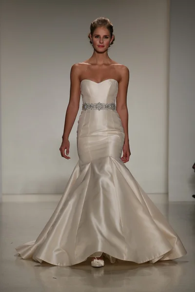 Anne Barge val 2015 Bridal Collection weergeven — Stockfoto