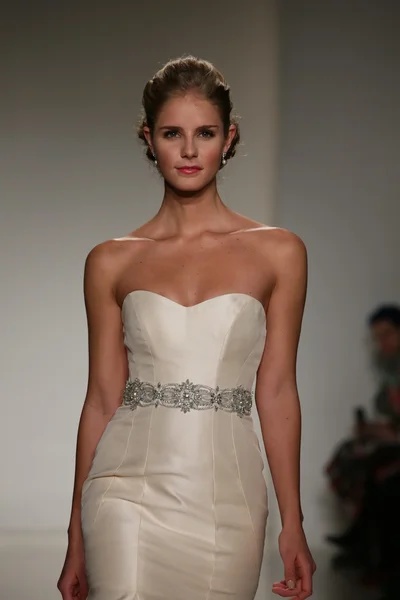 Anne Barge Fall 2015 Bridal Collection Show — Stock Photo, Image