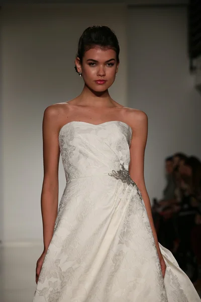 Anne Barge val 2015 Bridal Collection weergeven — Stockfoto