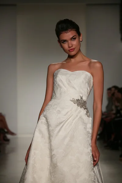 Anne Barge Fall 2015 Bridal Collection Show — Stock Photo, Image