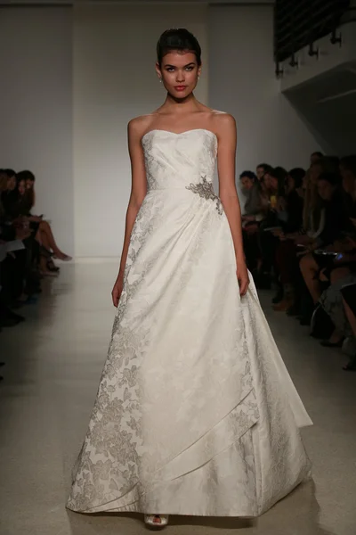 Anne Barge Fall 2015 Bridal Collection Show — Stock Photo, Image