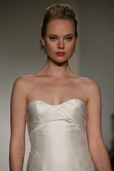 Anne Barge val 2015 Bridal Collection weergeven — Stockfoto