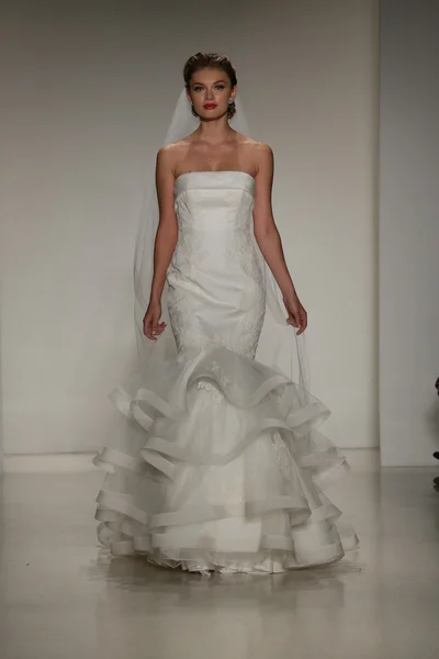 Anne Barge Fall 2015 Bridal Collection Show — Stock Photo, Image