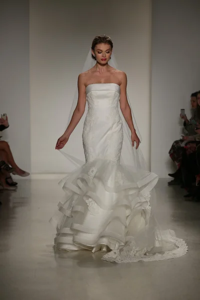 Anne Barge Fall 2015 Bridal Collection Show — Stock Photo, Image