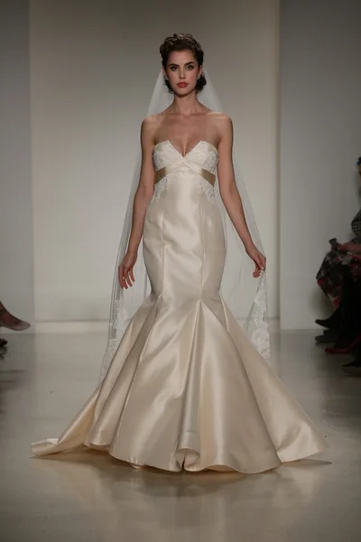 Anne Barge Fall 2015 Bridal Collection Show — Stock Photo, Image