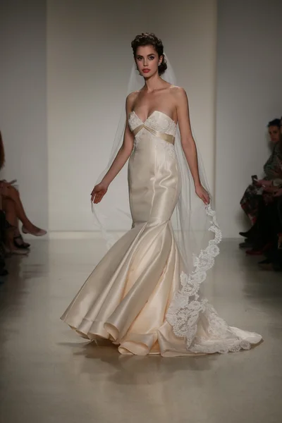 Anne Barge Fall 2015 Bridal Collection Show — Stock Photo, Image