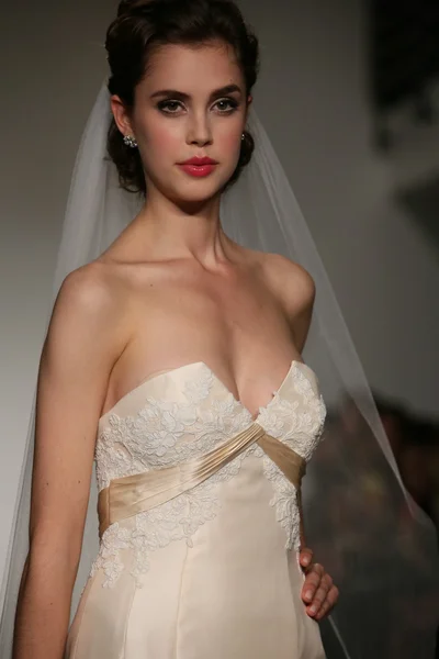 Anne Barge val 2015 Bridal Collection weergeven — Stockfoto