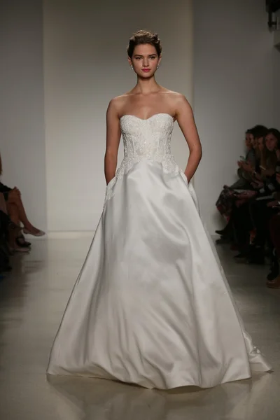 Anne Barge Fall 2015 Bridal Collection Show — Stock Photo, Image