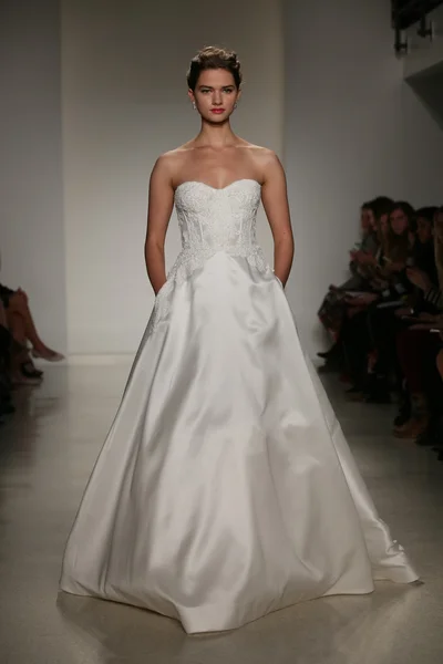 Anne Barge Fall 2015 Bridal Collection Show — Stock Photo, Image