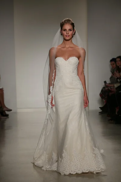 Anne Barge val 2015 Bridal Collection weergeven — Stockfoto