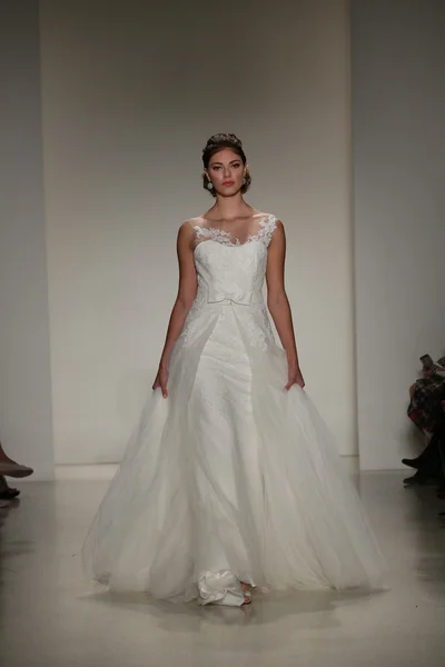 Anne Barge val 2015 Bridal Collection weergeven — Stockfoto