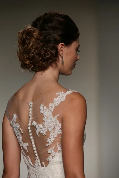 Anne Barge val 2015 Bridal Collection weergeven — Stockfoto